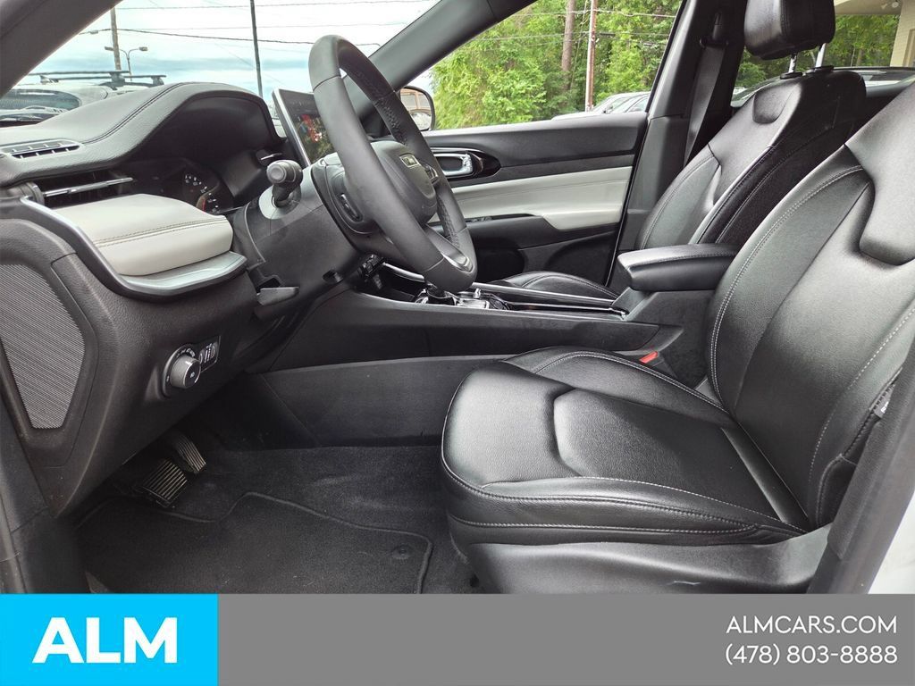 Used 2025 Jeep Compass Limited AWD/4WD image 3