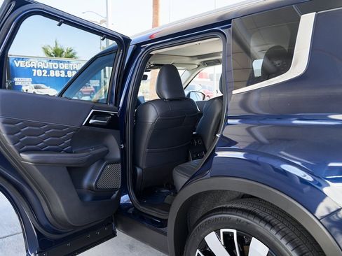 Used 2025 Mitsubishi Outlander SEL image 16