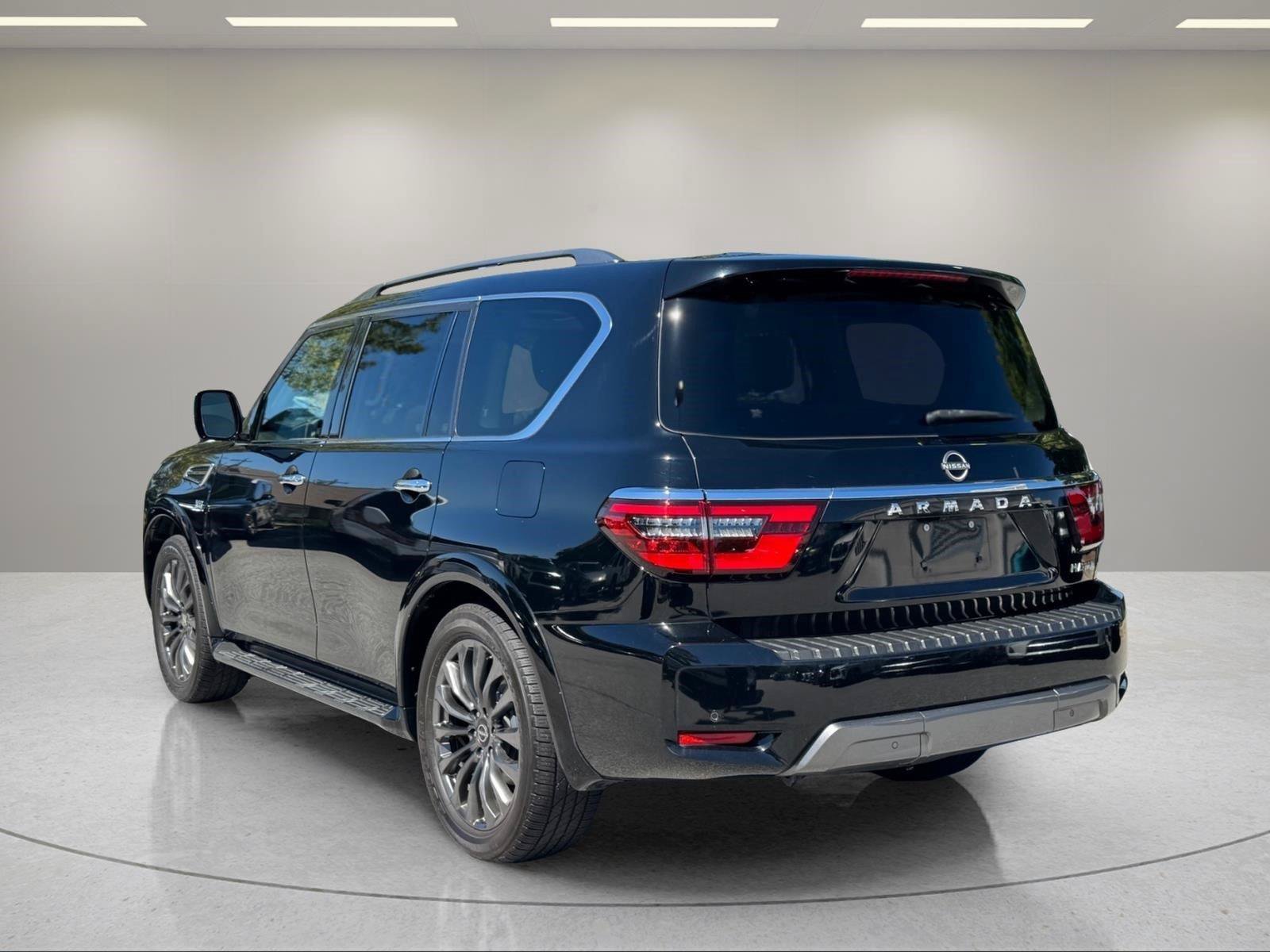 Used 2021 Nissan Armada Platinum w/ Captain's Chairs Package RWD image 2
