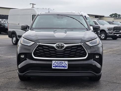 Used 2022 Toyota Highlander XLE FWD image 2
