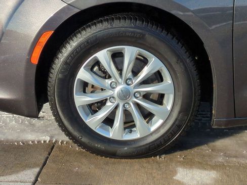 Used 2018 Chrysler Pacifica Touring-L Plus image 14