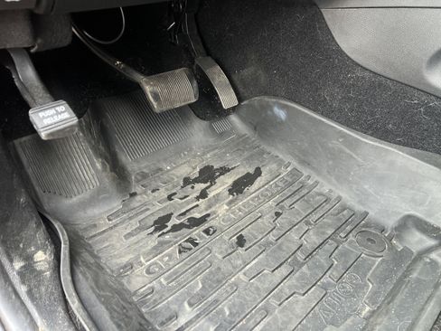 Used 2021 Jeep Grand Cherokee Laredo X image 17