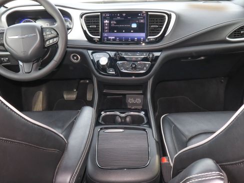 Used 2025 Chrysler Pacifica Limited FWD image 11