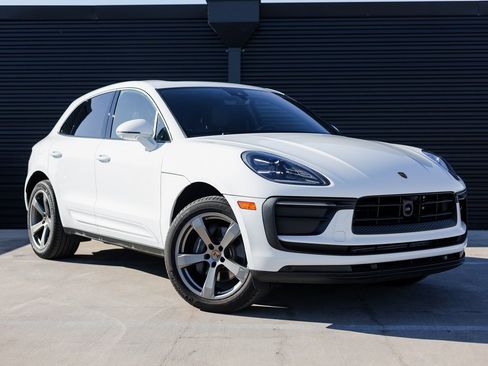 Certified 2025 Porsche Macan image 9