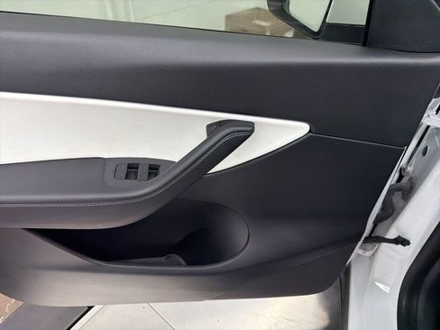 Used 2021 Tesla Model Y Long Range AWD/4WD image 17