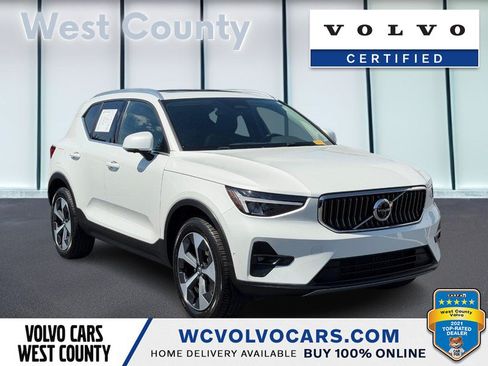 Certified 2025 Volvo XC40 B5 Plus AWD/4WD image 1