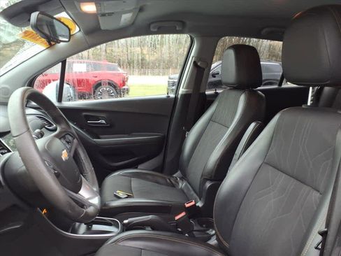 Used 2018 Chevrolet Trax LT w/ LT Convenience Package image 10