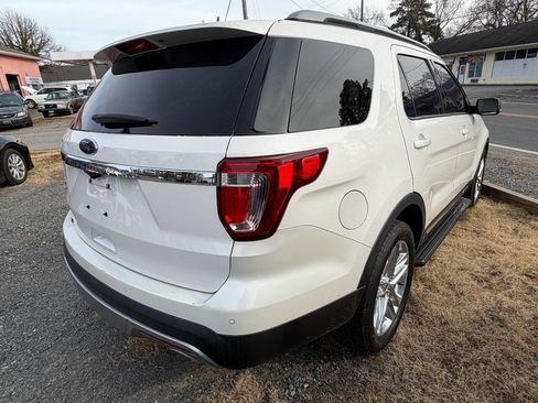 Used 2017 Ford Explorer XLT w/ Equipment Group 202A image 3