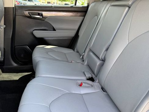 Used 2023 Toyota Highlander Limited FWD image 25