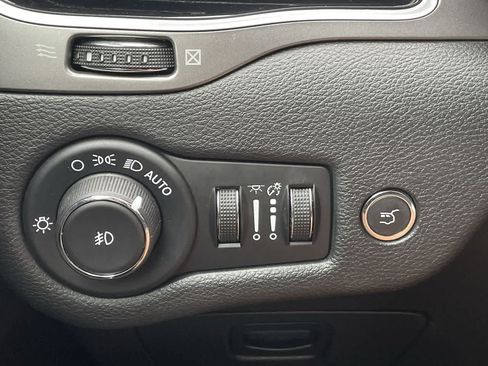 Used 2019 Jeep Cherokee Limited AWD/4WD image 30