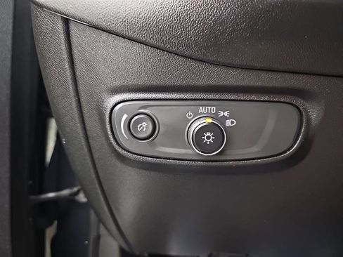 Used 2021 Chevrolet Equinox LS image 24