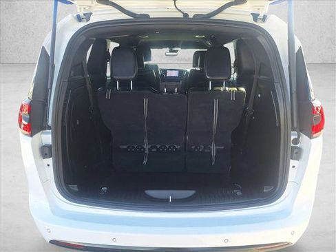 Used 2024 Chrysler Pacifica Limited image 17