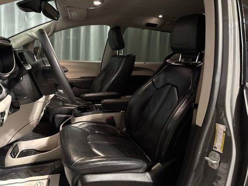 Used 2022 Chrysler Pacifica Touring-L w/ Uconnect Theater Family Group AWD/4WD image 7