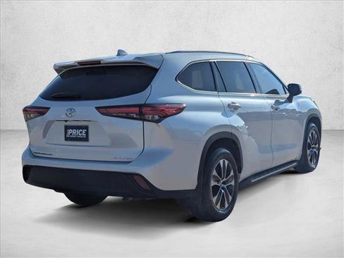 Used 2022 Toyota Highlander XLE image 5