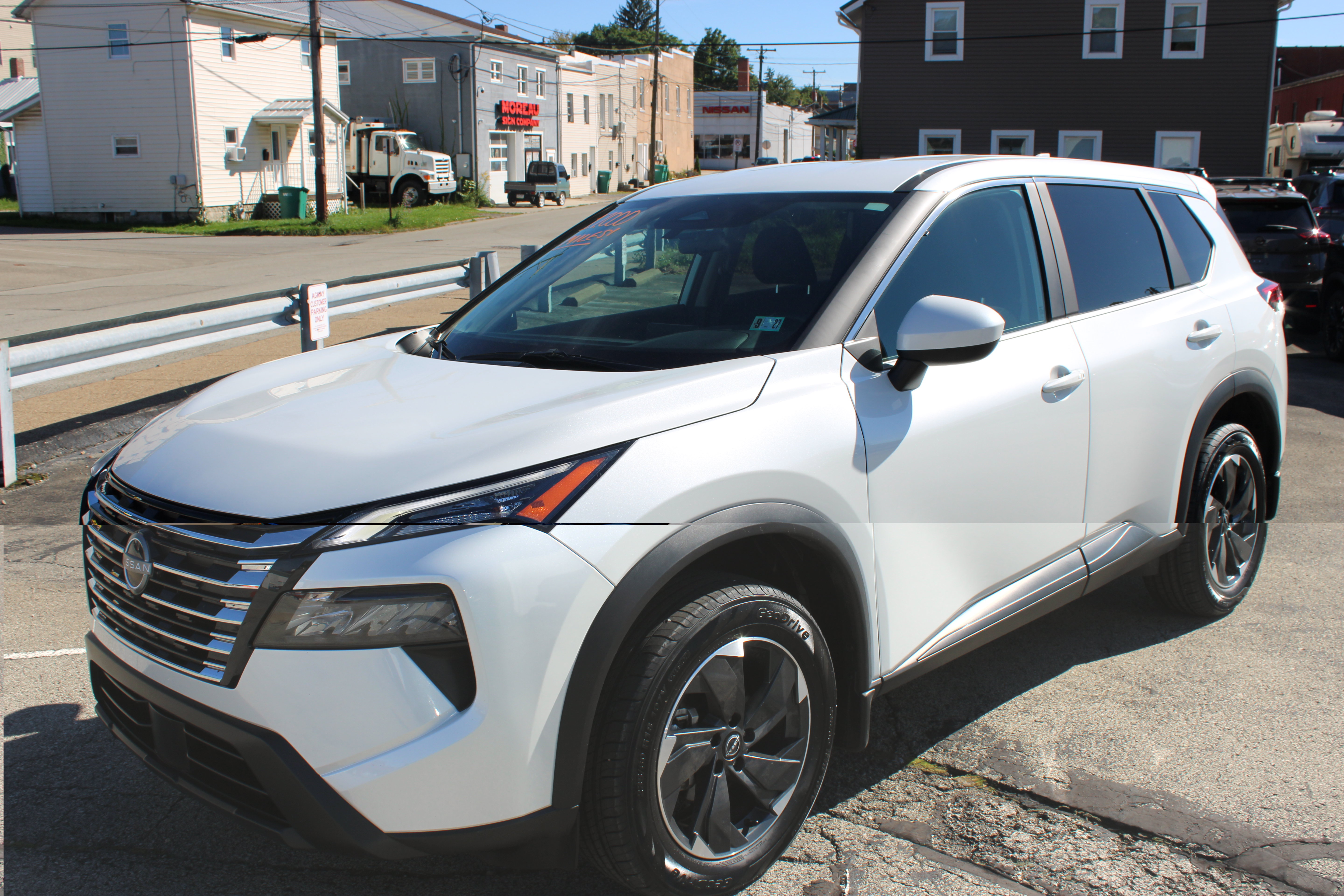 Certified 2025 Nissan Rogue SV AWD/4WD image 1