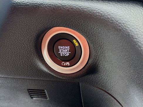 Used 2025 Chrysler Pacifica Limited image 20