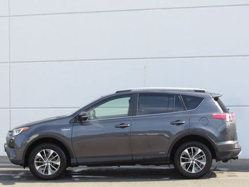 Certified 2018 Toyota RAV4 LE AWD/4WD image 4