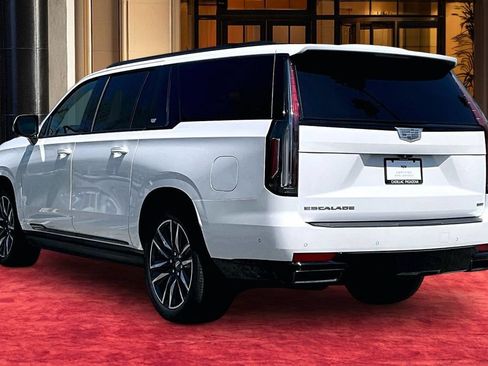 Used 2022 Cadillac Escalade ESV Sport Platinum w/ Heavy-Duty Trailer Package AWD/4WD image 4