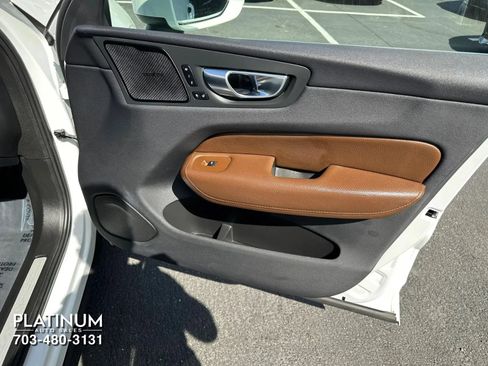 Used 2019 Volvo XC60 T5 Momentum w/ Multimedia Package AWD/4WD image 18