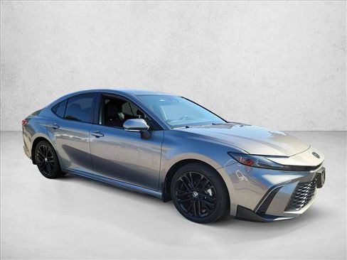 Used 2025 Toyota Camry SE w/ Convenience Package FWD image 3