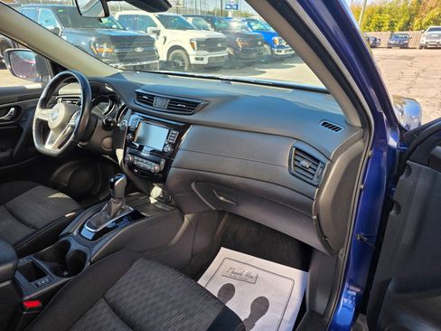 Used 2020 Nissan Rogue SV image 16
