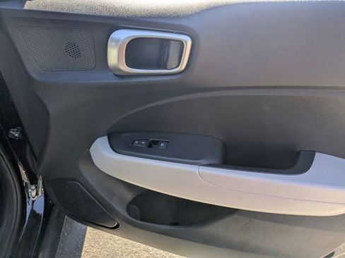 Used 2025 Hyundai Venue SEL image 32