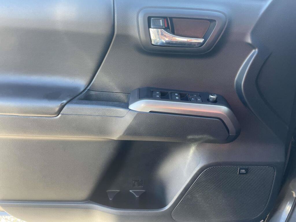 Used 2018 Toyota Tacoma Limited AWD/4WD image 28