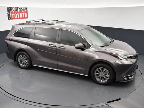 Used 2021 Toyota Sienna XLE FWD image 25