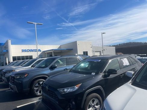 Used 2020 Toyota RAV4 XLE image 1