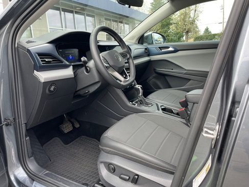 Used 2023 Volkswagen Taos SE w/ Panoramic Sunroof Package FWD image 10