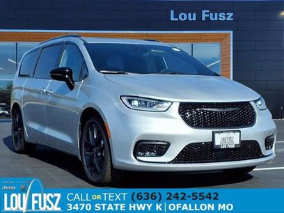 New 2026 Chrysler Pacifica Limited w/ S Appearance Package