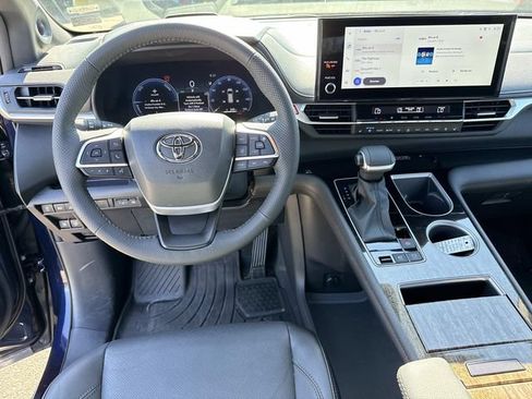 Used 2026 Toyota Sienna Platinum AWD/4WD image 18