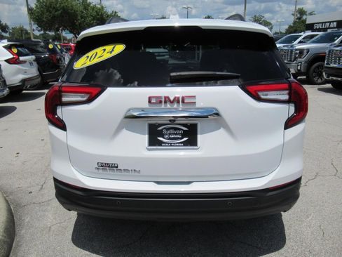 Used 2024 GMC Terrain SLE w/ Driver Convenience Package FWD image 6