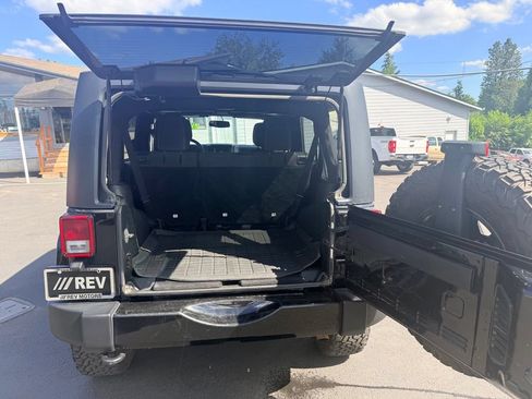 Used 2018 Jeep Wrangler Unlimited Sahara AWD/4WD image 31