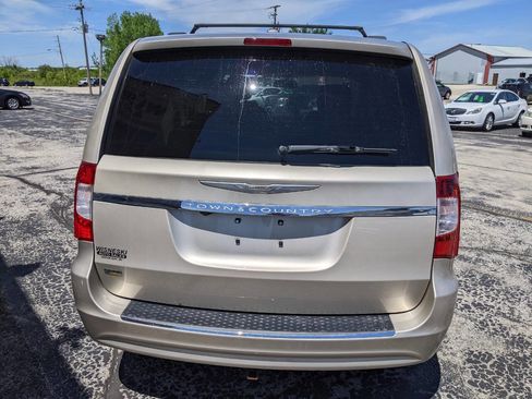 Used 2014 Chrysler Town & Country Touring FWD image 4
