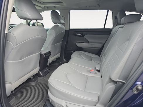 Used 2022 Toyota Highlander XLE image 19