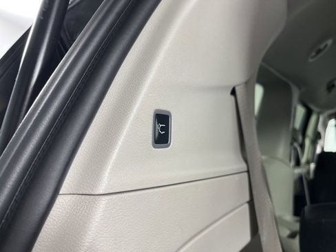 Used 2021 Chrysler Pacifica Touring-L image 41