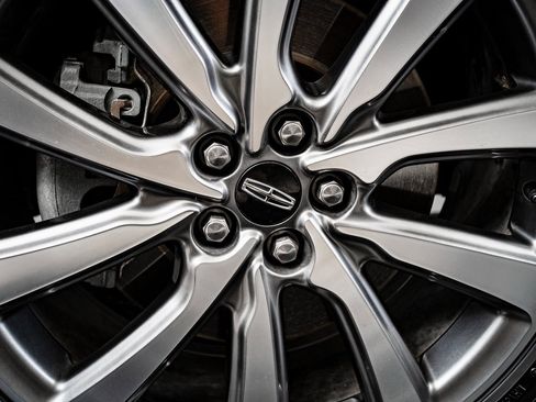 Used 2019 Lincoln Nautilus Select image 8