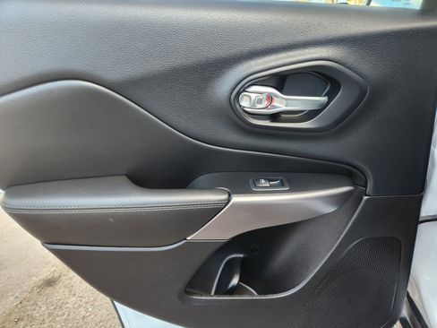 Used 2019 Jeep Cherokee Limited image 10