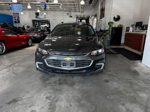 Used 2017 Chevrolet Malibu LT FWD image 2