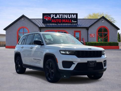 Used 2023 Jeep Grand Cherokee Altitude image 1