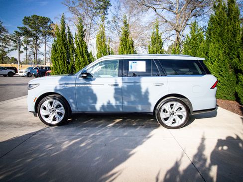 Used 2025 Lincoln Navigator Reserve image 7