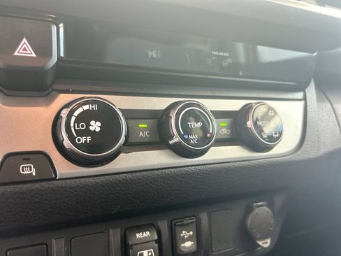 Used 2018 Toyota Tacoma SR5 RWD image 23