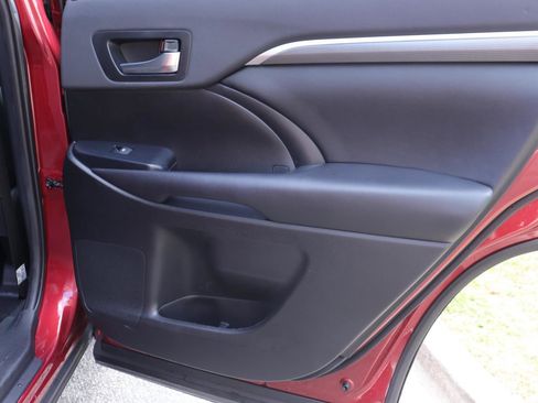 Used 2019 Toyota Highlander SE FWD image 21