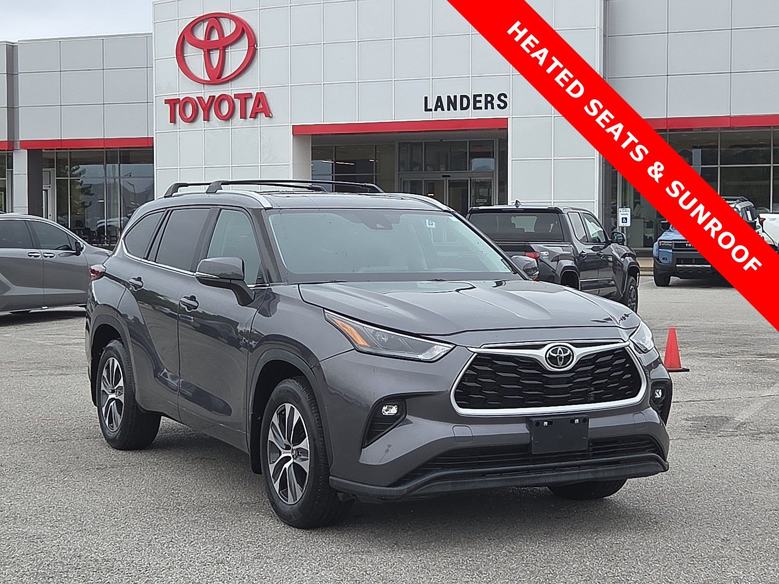 Used 2024 Toyota Highlander XLE FWD image 1