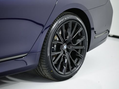 Used 2022 BMW 740i w/ M Sport Package image 6