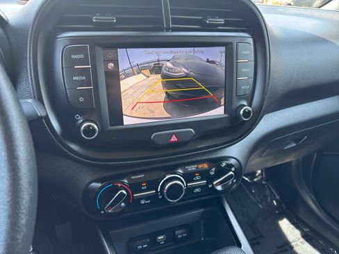 Used 2025 Kia Soul LX w/ LX Technology Package FWD image 25