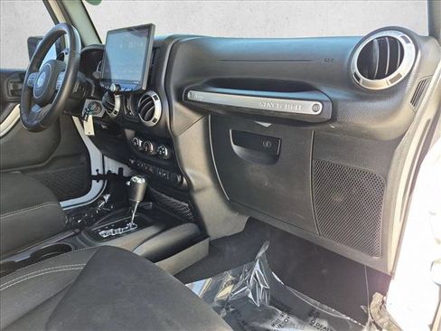 Used 2017 Jeep Wrangler Unlimited Rubicon w/ Connectivity Group AWD/4WD image 22