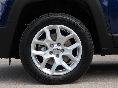 Used 2018 Jeep Renegade Latitude w/ UConnect 8.4 Nav Group FWD image 14