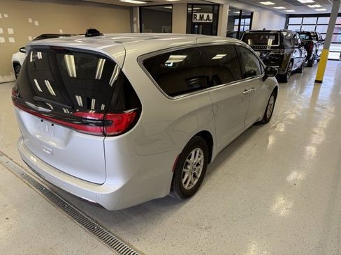 Used 2024 Chrysler Pacifica Touring-L image 6